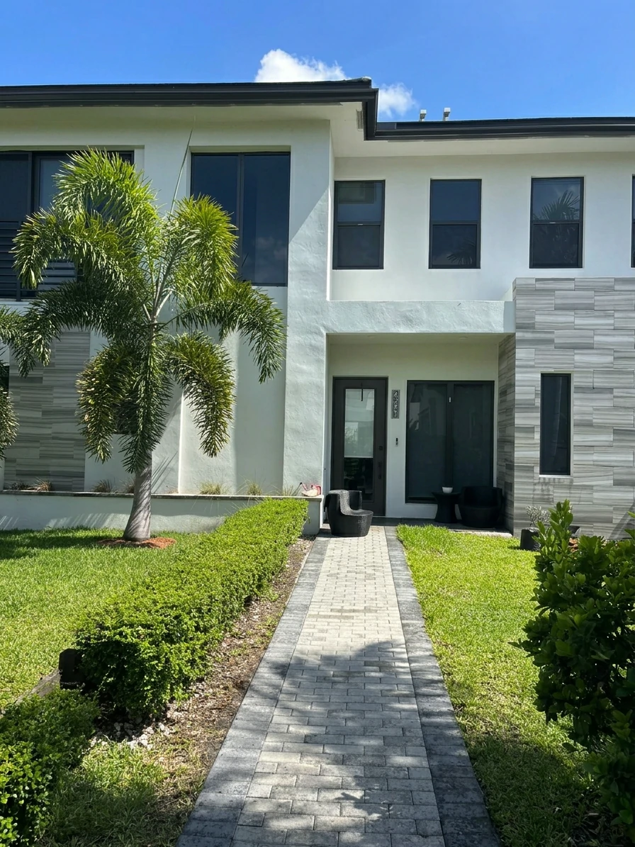 Residencia moderna de lujo construida por BuildHer Contractors — Después